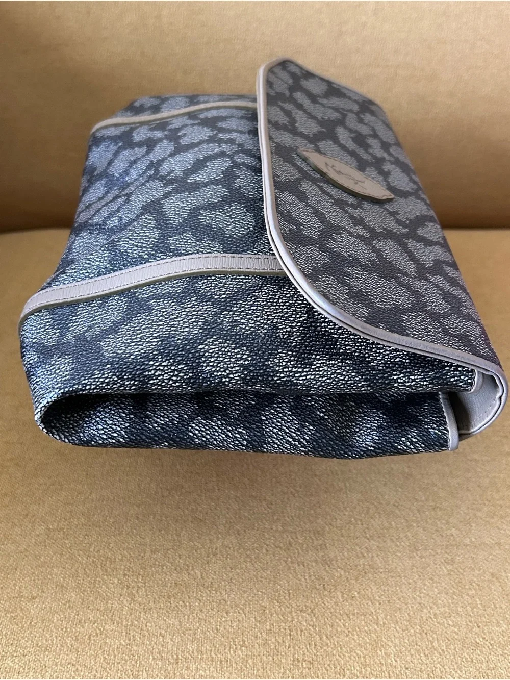 Yves Saint Laurent Giraffe Print Women’s Foldover Clutch Bag - Picture 3 of 14